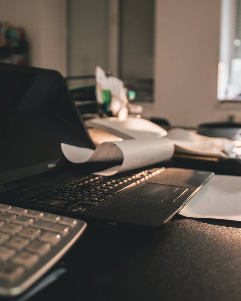 Isännöintitoimiston työpöytä